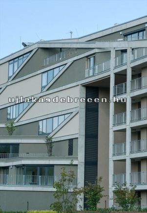 Debrecenben a Nagyerdő kiemelt övezetében eladó egy 3 szobás 70 m2-es 1. emeleti új építésű lakás.