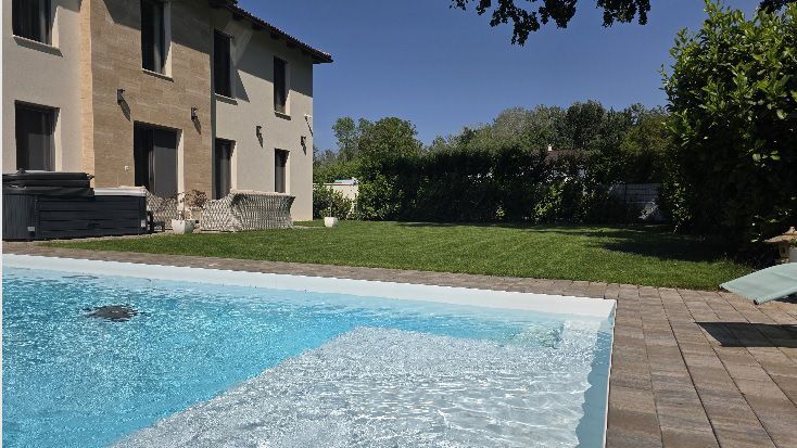 LENYŰGÖZŐ LUXUS, ELEGÁNS VILLA DEBRECENBEN A NYULAS VÁROS RÉSZEN !