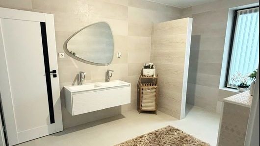 LENYŰGÖZŐ LUXUS, ELEGÁNS VILLA DEBRECENBEN A NYULAS VÁROS RÉSZEN !