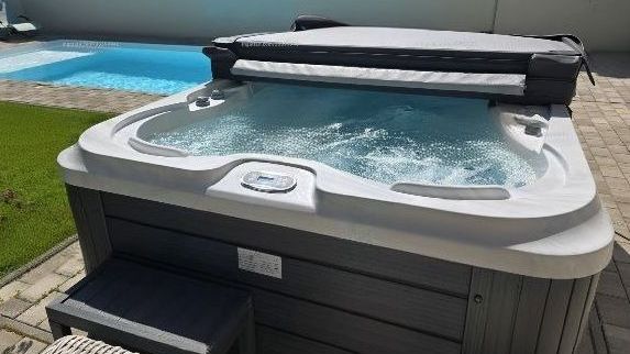 LENYŰGÖZŐ LUXUS, ELEGÁNS VILLA DEBRECENBEN A NYULAS VÁROS RÉSZEN !