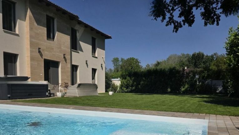 LENYŰGÖZŐ LUXUS, ELEGÁNS VILLA DEBRECENBEN A NYULAS VÁROS RÉSZEN !