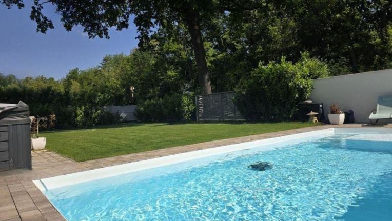 LENYŰGÖZŐ LUXUS, ELEGÁNS VILLA DEBRECENBEN A NYULAS VÁROS RÉSZEN !