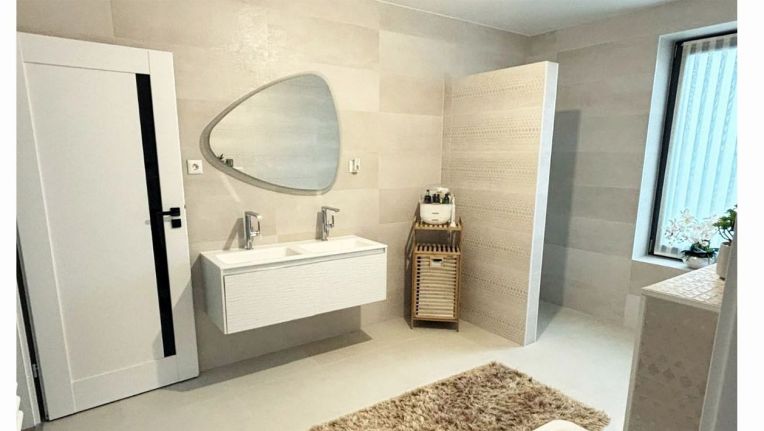 LENYŰGÖZŐ LUXUS, ELEGÁNS VILLA DEBRECENBEN A NYULAS VÁROS RÉSZEN !