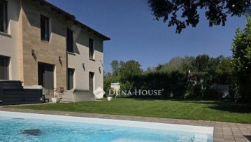 LENYŰGÖZŐ LUXUS, ELEGÁNS VILLA DEBRECENBEN A NYULAS VÁROS RÉSZEN !